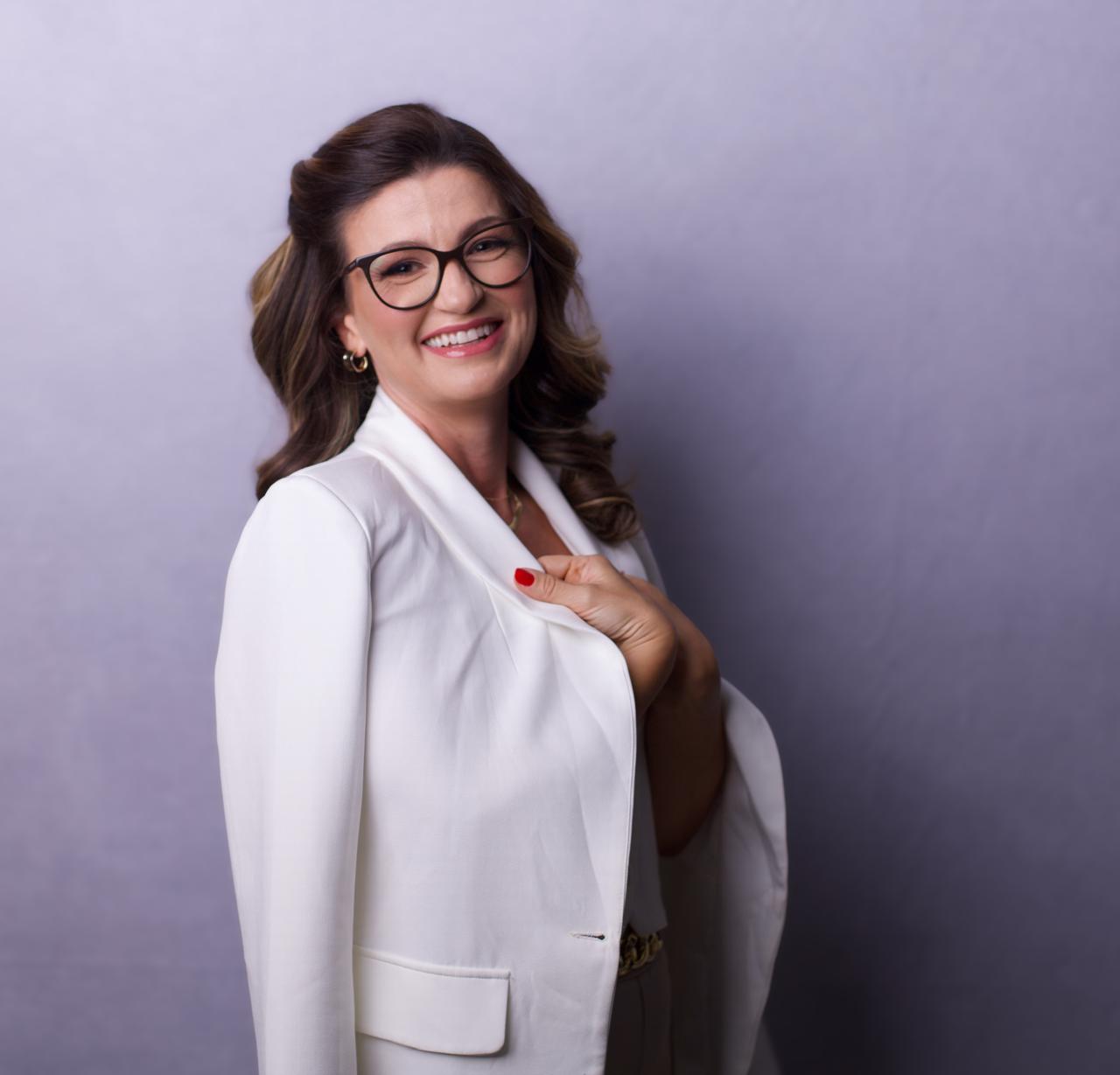 Dra. Manuela Mariano de blazer branco