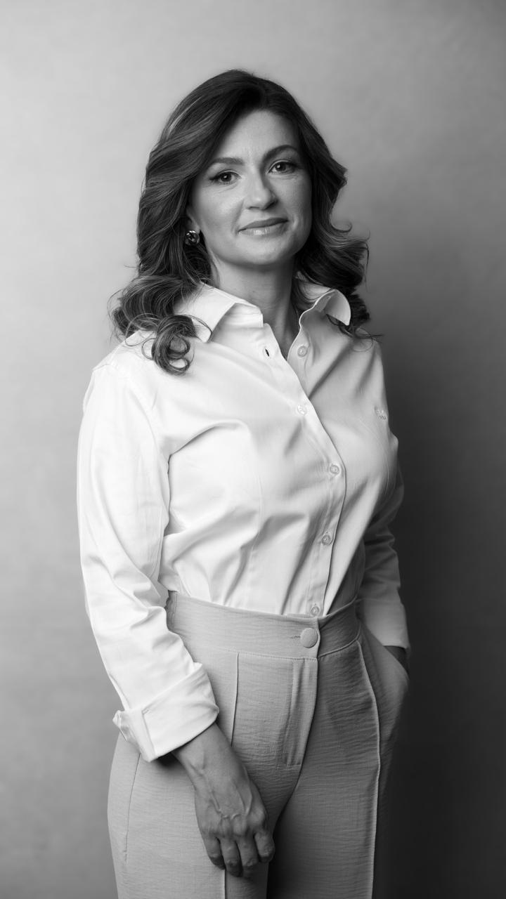 Retrato em preto e branco da Dra. Manuela Mariano
